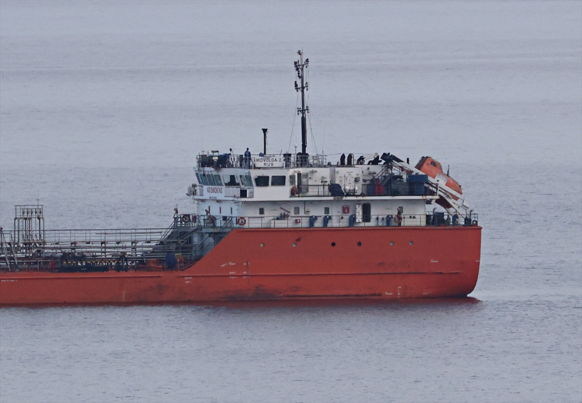 Rusyadan Gürcistana seyir halindeyken Karadenizde uluslararası sularda saldırıya uğrayan MIDVOLGA-2 isimli gemi, Sinop açıklarına ulaştı.