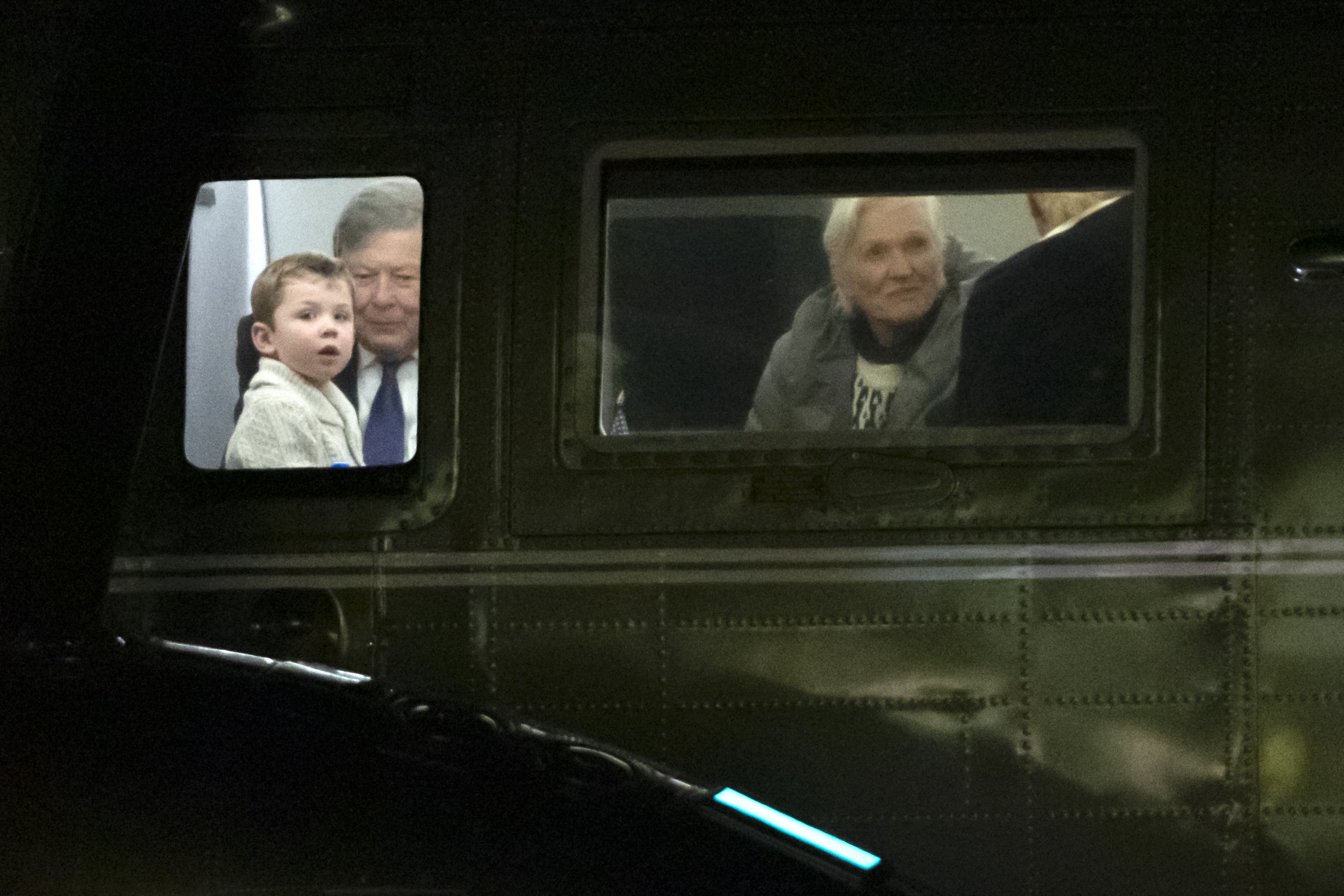 Muskın annesi Maye ve oğlu X ile birlikte ABD Başkanlık uçağı Air Force Oneda seyahat etmesi ülkede büyük tartışma yarattı.